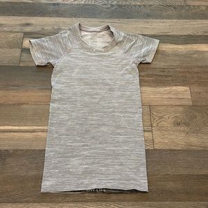 Striped crew neck fitted Lululemon tshirt